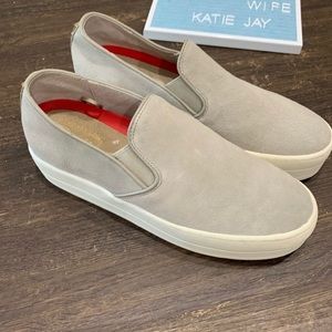 Skechers Rise it Tan Platform Slip Ons Size 8.5